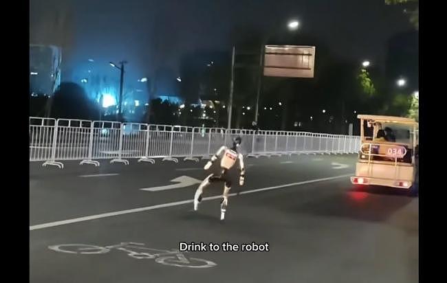 原地爆炸！北京机器人马拉松赛网笑翻（组图） - 3