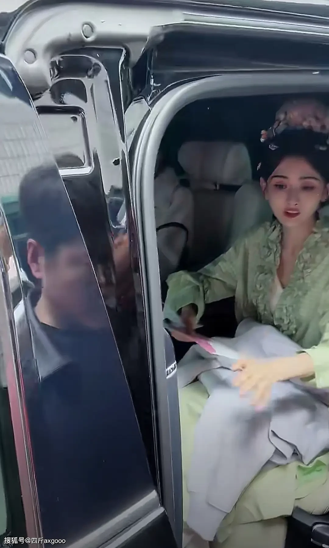 宋祖儿车内遭男粉丝求婚,插手拦车门吓坏人(组图) - 4