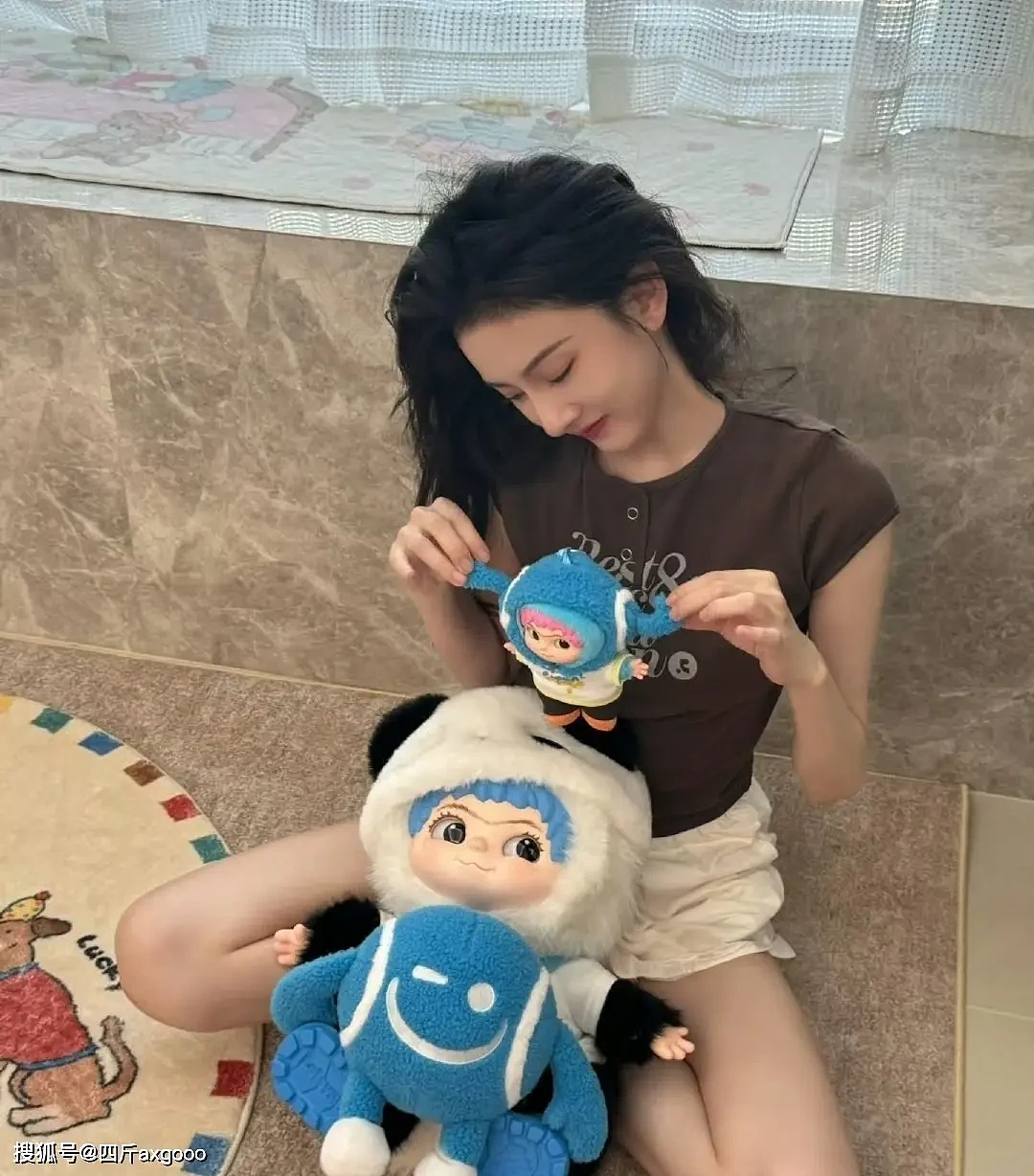 宋祖儿车内遭男粉丝求婚,插手拦车门吓坏人(组图) - 9