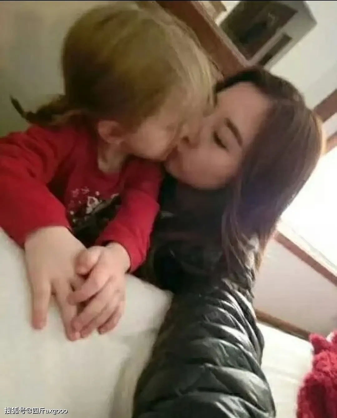宋祖儿车内遭男粉丝求婚,插手拦车门吓坏人(组图) - 14