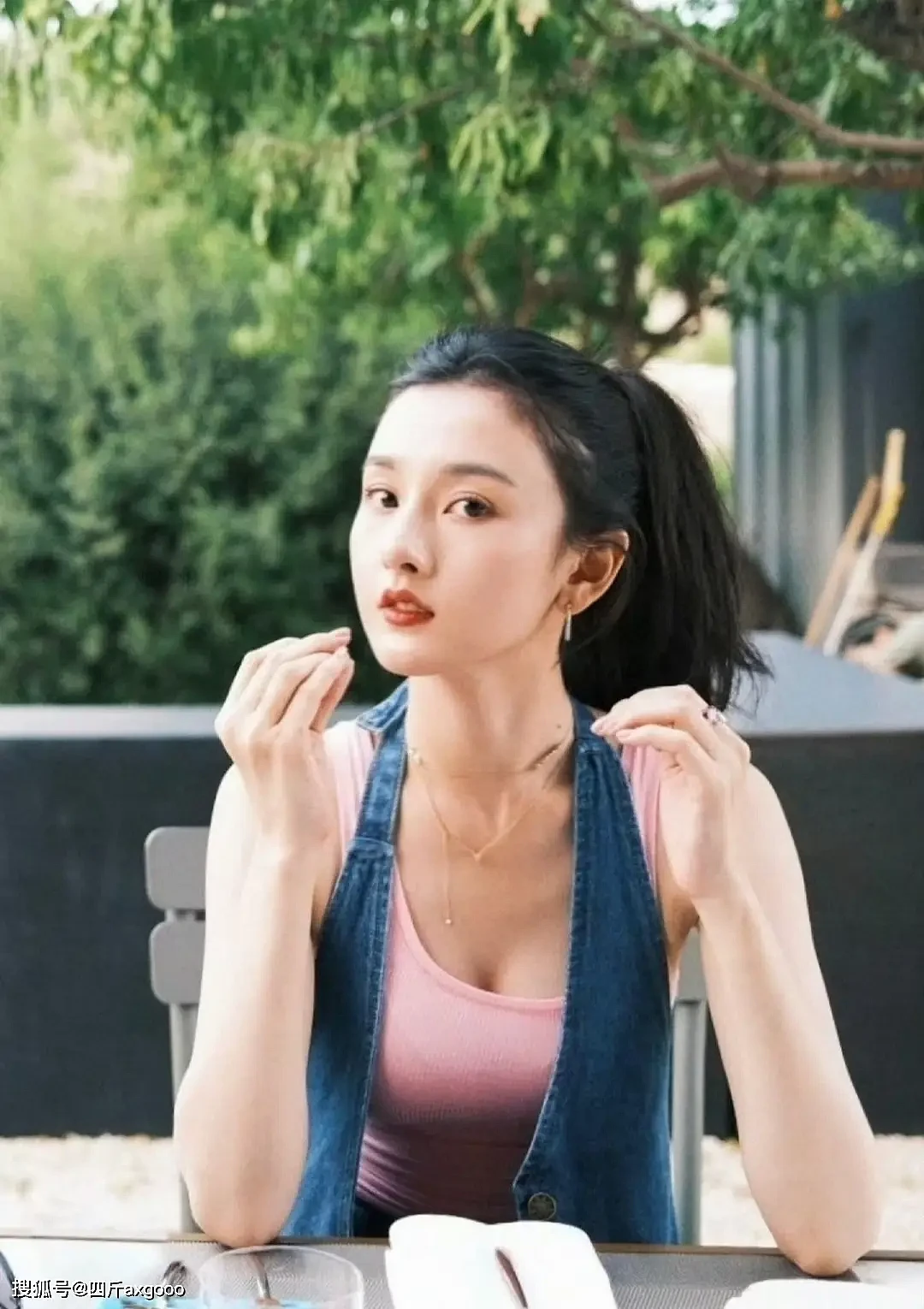 宋祖儿车内遭男粉丝求婚,插手拦车门吓坏人(组图) - 15