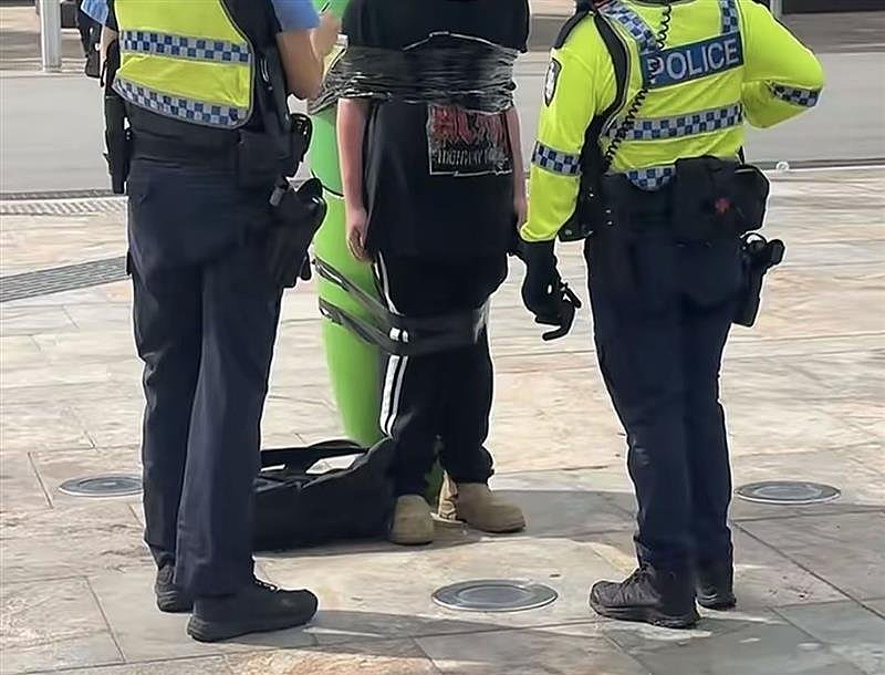 珀斯CBD诡异一幕！一群人集体跪拜“仙人掌”，警方紧急介入（组图） - 3
