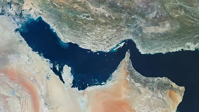 美国封锁霍尔木兹首日：中国公司拥有的货轮“富星号”穿越海峡后折返（组图） - 1