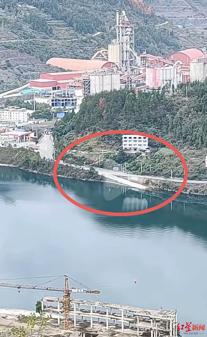 载5人小车落水，4人不幸离世：死者系堂兄弟，事故原因正调查（组图） - 1
