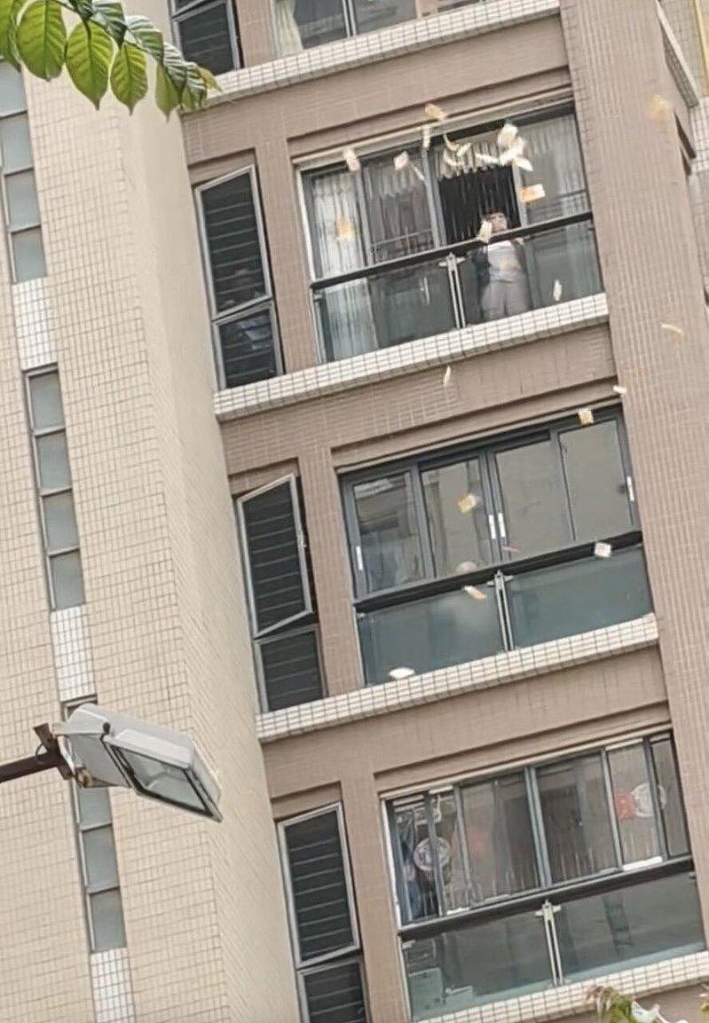 汕头妇窗外撒了20分钟港钞，路人哄抢200万港币！原因曝光（组图） - 1
