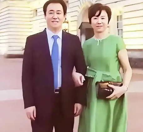 许家印受审扛下八条罪状：“前妻”逃往海外（组图） - 1