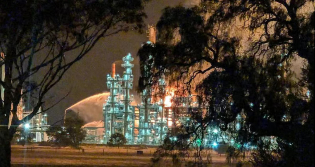 澳洲炼油厂突发爆炸，火光冲天！供应全国近一成燃油（组图） - 1