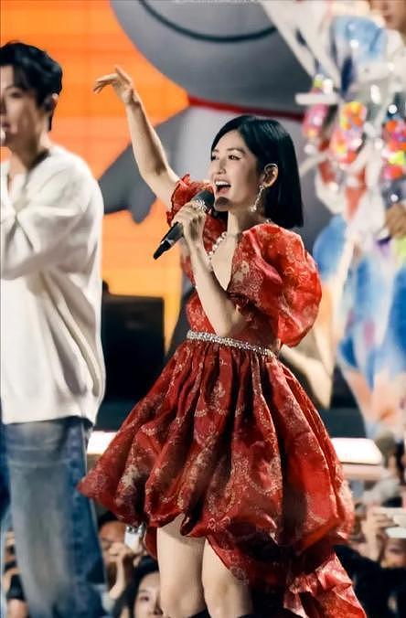 钱赚够了，名声没了，谢娜开演唱会迎来全网骂潮，刘烨当初没说谎（组图） - 3