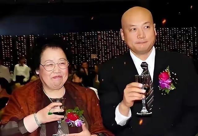 陈丽华刚走五天，迟重瑞又站回博物馆门口：白衬衫、白手套，死盯斗拱不挪步 - 1