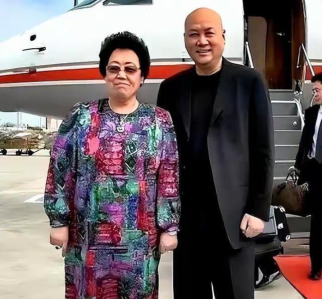 陈丽华刚走五天，迟重瑞又站回博物馆门口：白衬衫、白手套，死盯斗拱不挪步 - 2