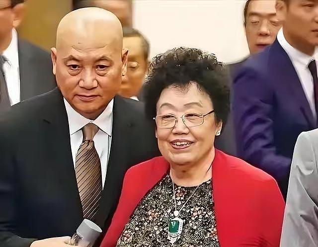 陈丽华刚走五天，迟重瑞又站回博物馆门口：白衬衫、白手套，死盯斗拱不挪步 - 4