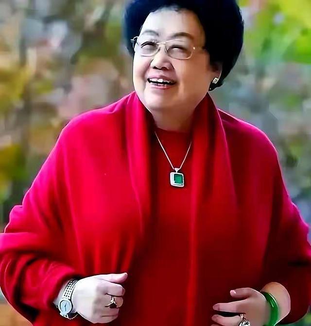 陈丽华刚走五天，迟重瑞又站回博物馆门口：白衬衫、白手套，死盯斗拱不挪步 - 5