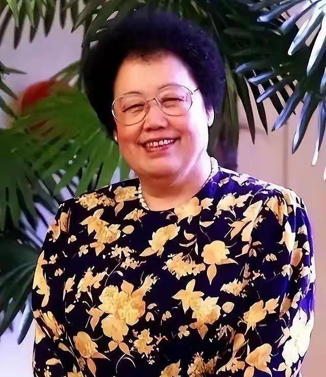 陈丽华刚走五天，迟重瑞又站回博物馆门口：白衬衫、白手套，死盯斗拱不挪步 - 6