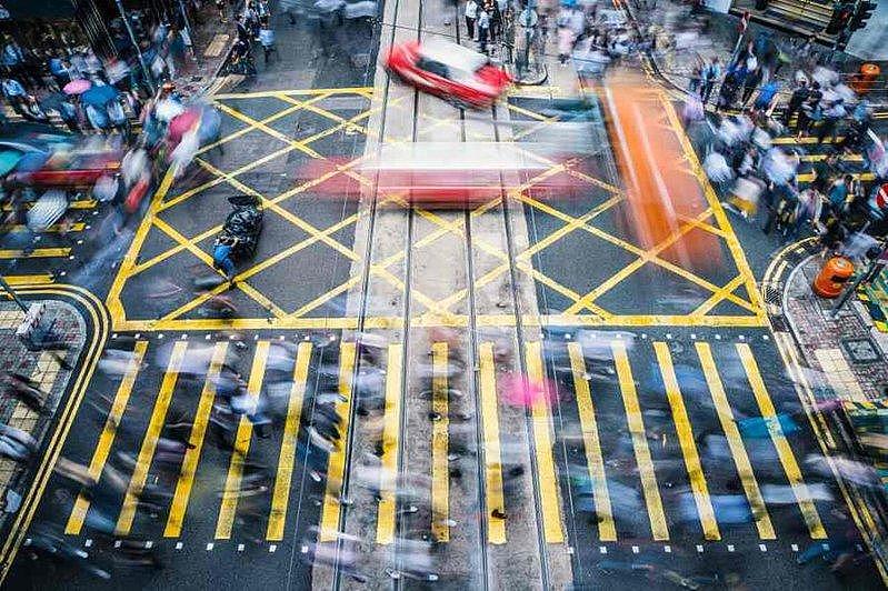 脸书“投资专家”送书当诱饵，港退休妇半年被骗2600万 - 1