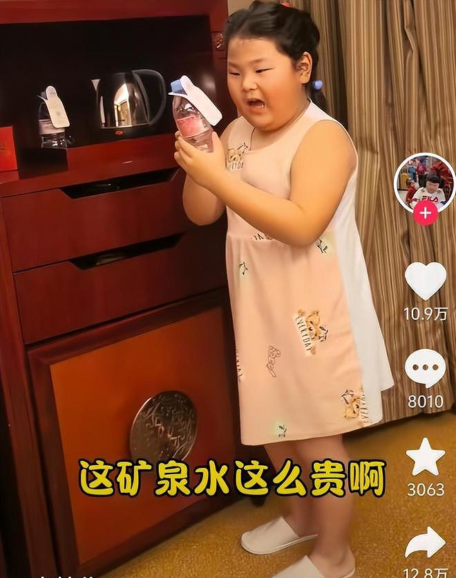 “富人才不会把女儿养这么胖”，家长晒女儿喝60元矿泉水被群嘲（组图） - 1