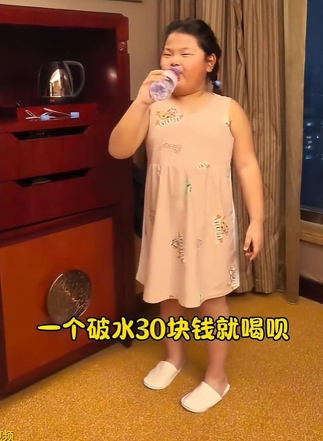 “富人才不会把女儿养这么胖”，家长晒女儿喝60元矿泉水被群嘲（组图） - 3