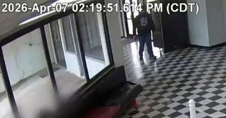 退学男持双枪闯校园欲屠杀!校长中弹飞扑擒凶夺枪,英勇画面曝光(组图) - 2