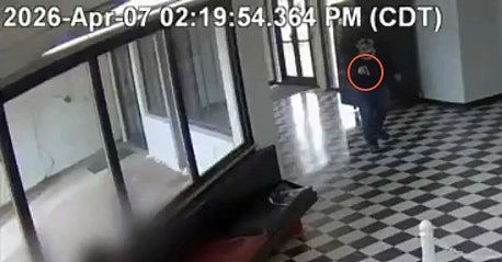 退学男持双枪闯校园欲屠杀!校长中弹飞扑擒凶夺枪,英勇画面曝光(组图) - 3