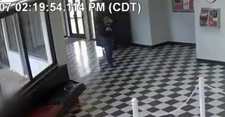 退学男持双枪闯校园欲屠杀!校长中弹飞扑擒凶夺枪,英勇画面曝光(组图) - 4