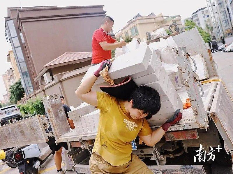湖南40岁单亲妈妈“扛楼”养家,月入过万能背150斤水泥 - 1