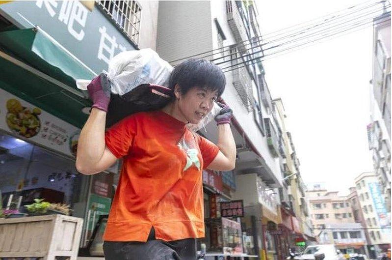 湖南40岁单亲妈妈“扛楼”养家,月入过万能背150斤水泥 - 2