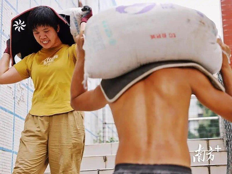湖南40岁单亲妈妈“扛楼”养家,月入过万能背150斤水泥 - 3