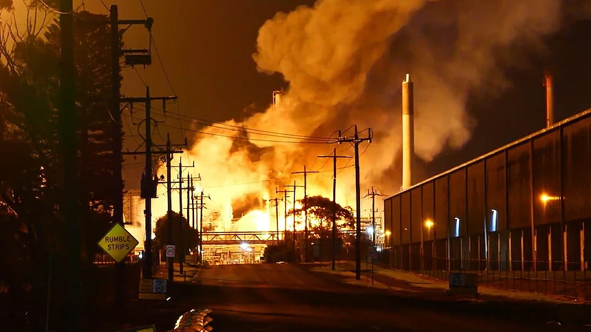 彻夜狂烧12小时！澳洲核心炼油厂突发爆炸大火，全澳燃油供应恐遭冲击 - 1