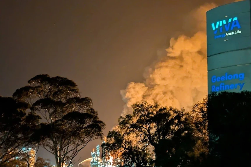 彻夜狂烧12小时！澳洲核心炼油厂突发爆炸大火，全澳燃油供应恐遭冲击 - 3
