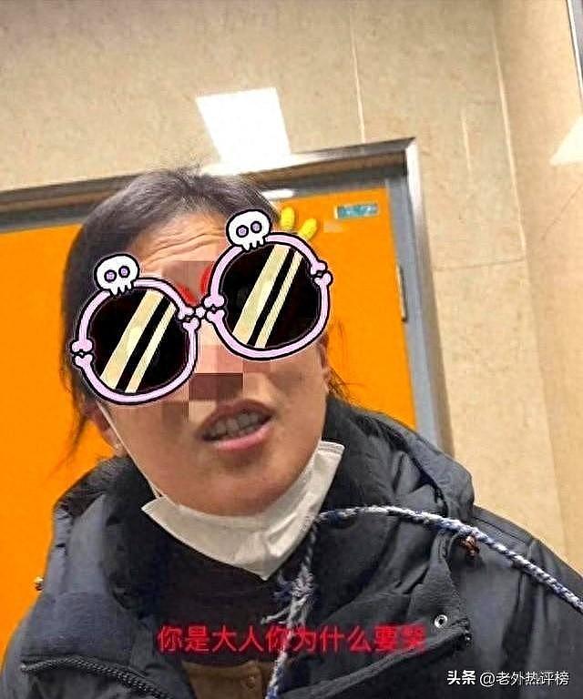 哈尔滨男童进女厕引发冲突,家长撒泼怒骂路人:谁带大的孩子? - 1