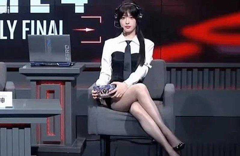 被骂穿短裙太暴露?中国女解说竟全脸涂黑反击,意外火到国外 - 1