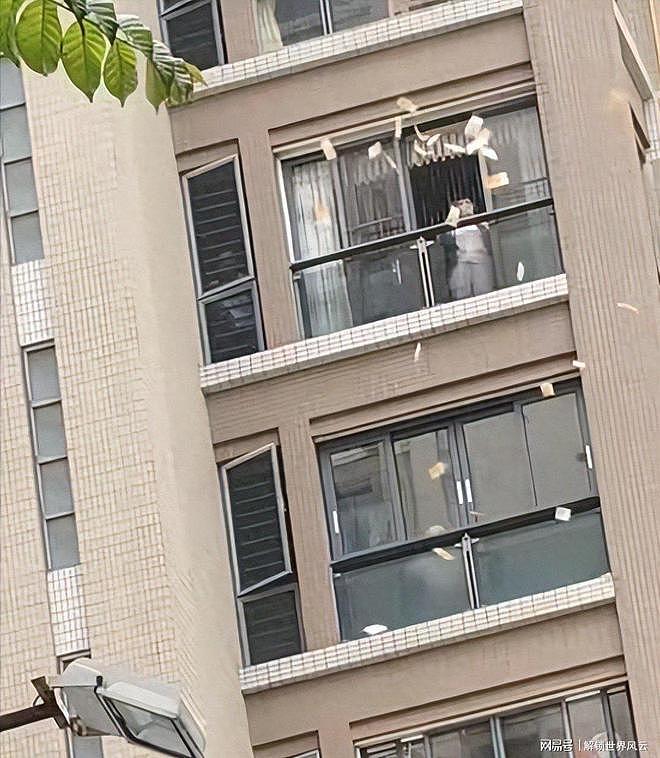 广东女子抛撒百万港币，引路人哄抢！亲属曝出内情（组图） - 1