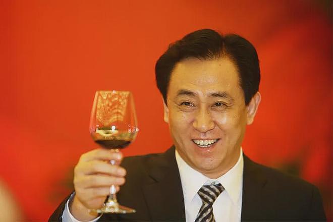 许家印八项重罪受审！帝王级奢靡生活曝光，曾回乡作秀吃“忆苦思甜饭”（组图） - 1