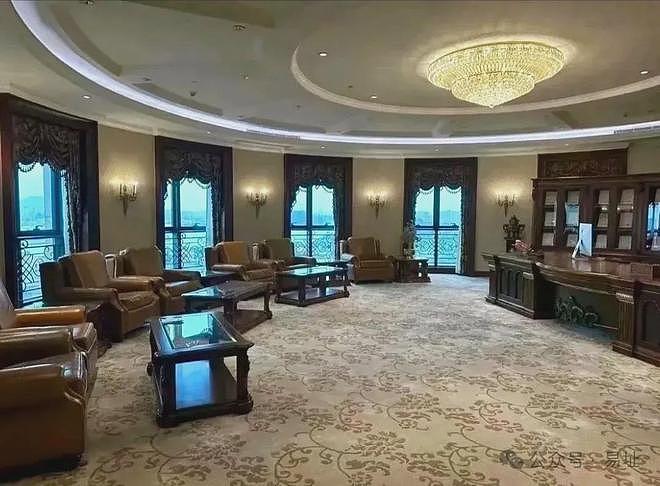 许家印八项重罪受审！帝王级奢靡生活曝光，曾回乡作秀吃“忆苦思甜饭”（组图） - 3