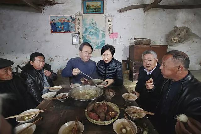 许家印八项重罪受审！帝王级奢靡生活曝光，曾回乡作秀吃“忆苦思甜饭”（组图） - 4
