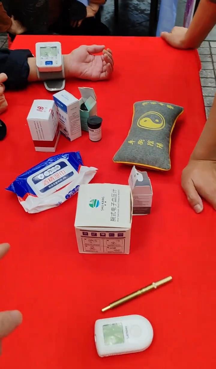 杭州一诊所用一个针头给15人采血，居民担心传染疾病，诊所负责人：已开除涉事员工，并带采血居民体检打疫苗 - 1