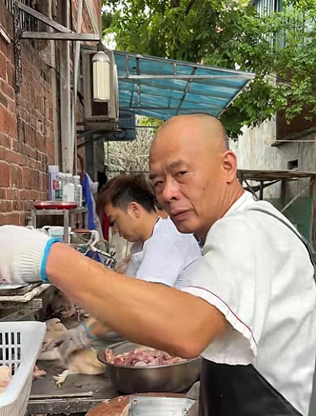 莫氏鸡煲帮工工资曝光，引全网羡慕，老莫透露后续打算，太通透 - 1