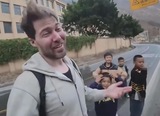 倒反天罡，美国大网红被中国小孩怼得原地破防 - 1