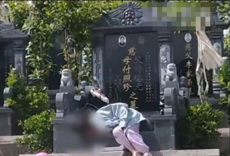 姥爷半年内都走了…贵州小女孩睡墓碑前一幕，看哭网友 - 1