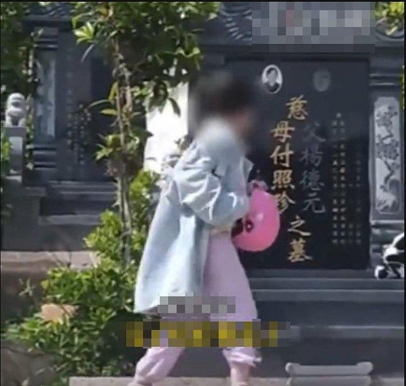 姥爷半年内都走了…贵州小女孩睡墓碑前一幕，看哭网友 - 2