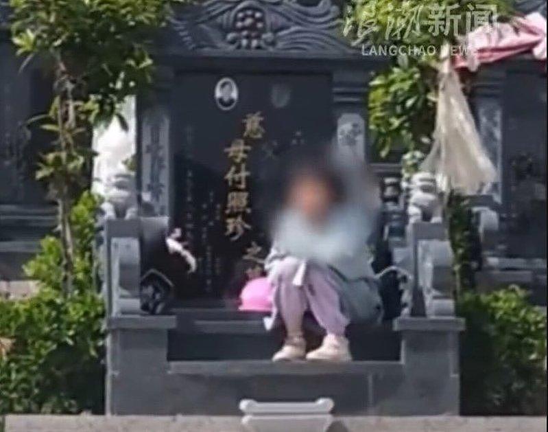 姥爷半年内都走了…贵州小女孩睡墓碑前一幕，看哭网友 - 3