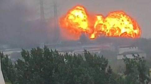山东淄博一化工厂发生爆炸，现场巨大火球腾空！网民：感受到震感 - 1