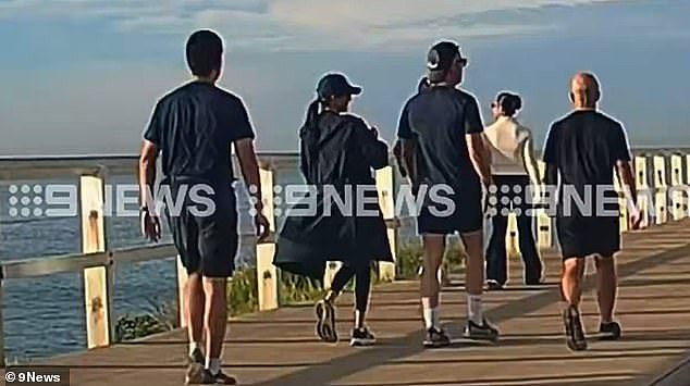 “火辣拥抱！”悉尼大叔穿沙滩三角裤当众搂住哈里王子求合影画面曝（视频/组图） - 6