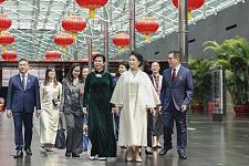 彭丽媛又穿同一件“汉服”，这回陪苏林夫人参观大剧院