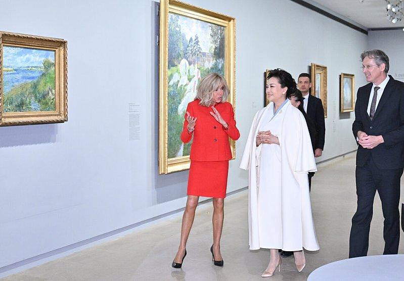 彭丽媛又穿同一件“汉服”，这回陪苏林夫人参观大剧院 - 2