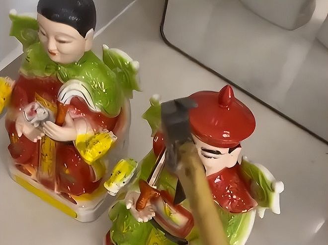 面相大变?那个砸神像、睡坟场“八字命硬”的网红,如今差别太大 - 2