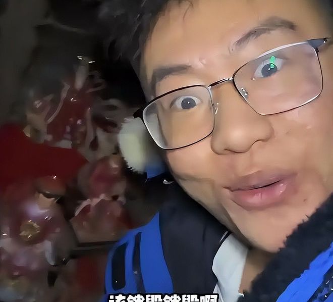 面相大变?那个砸神像、睡坟场“八字命硬”的网红,如今差别太大 - 4