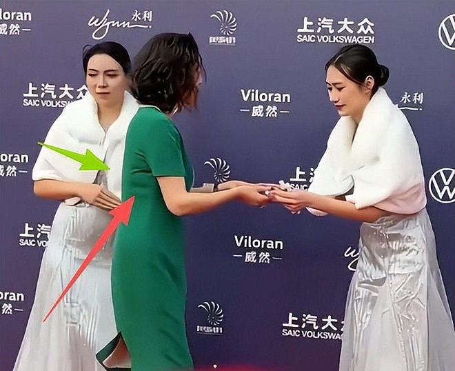 这跟不穿有啥区别？张萌开叉到胃，文咏珊副乳松弛，张天爱大又挺 - 21