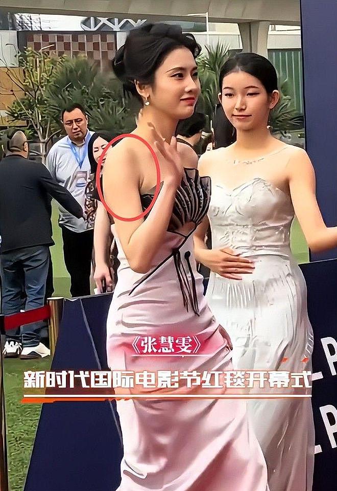 这跟不穿有啥区别？张萌开叉到胃，文咏珊副乳松弛，张天爱大又挺 - 26