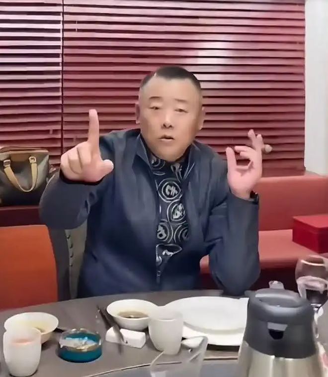 周立波近况引热议!定居美国现身同学会,坐核心位抽雪茄大放厥词 - 1