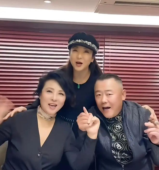 周立波近况引热议!定居美国现身同学会,坐核心位抽雪茄大放厥词 - 3